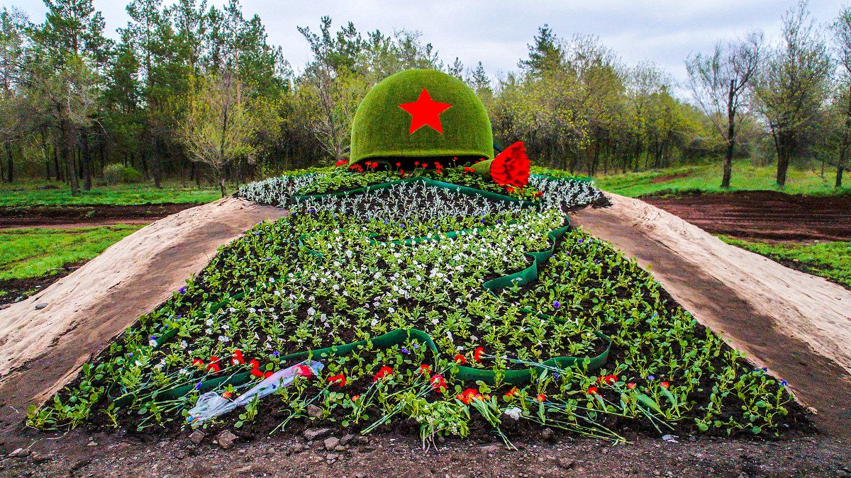 Композиция Победы из искусственной травы
